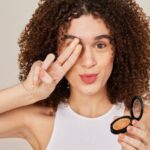 4 Steps: How To Apply Highlighter On Face