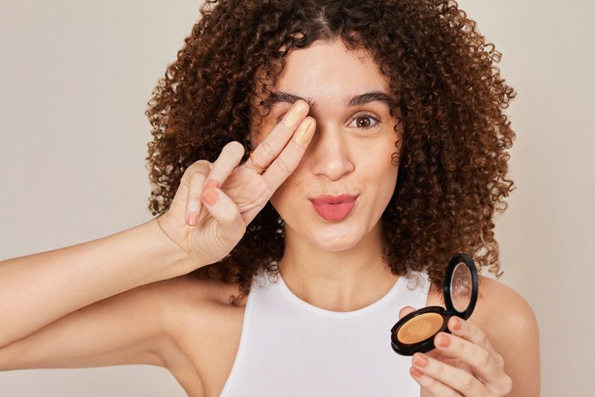 4 Steps: How To Apply Highlighter On Face